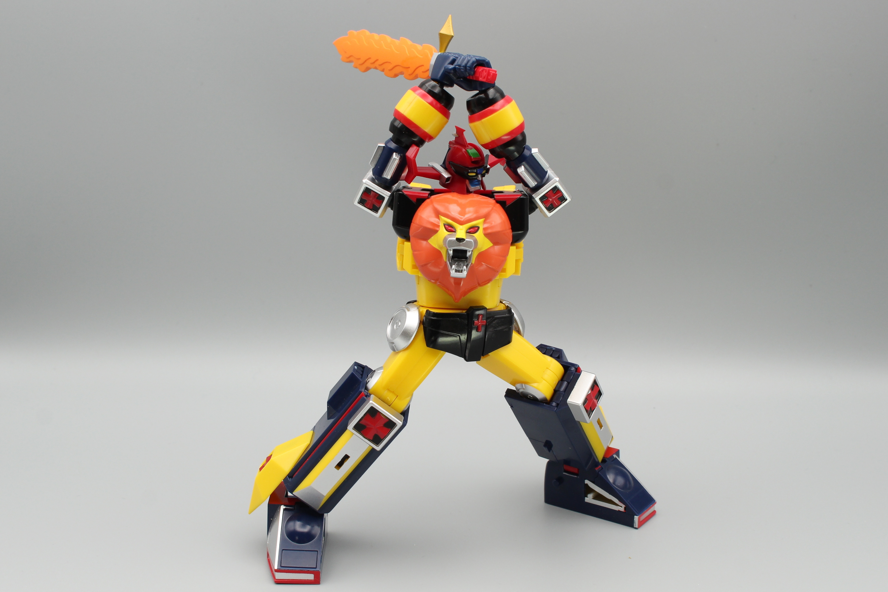 火炎剣が付属。可動範囲もそこそこ広い