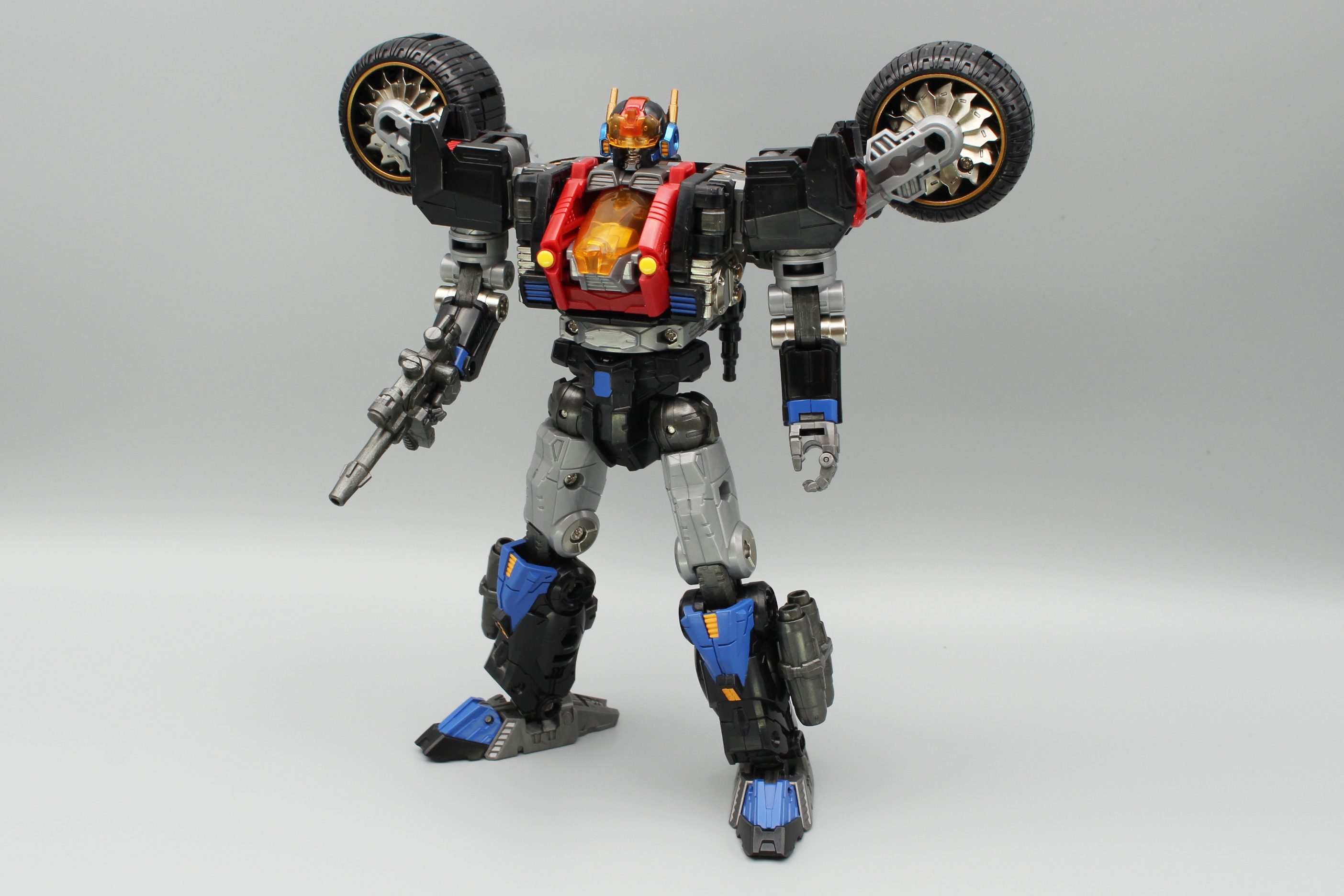 トライランブラーの決戦起動モード。エグゾ・リゾルバーは背中に装備している