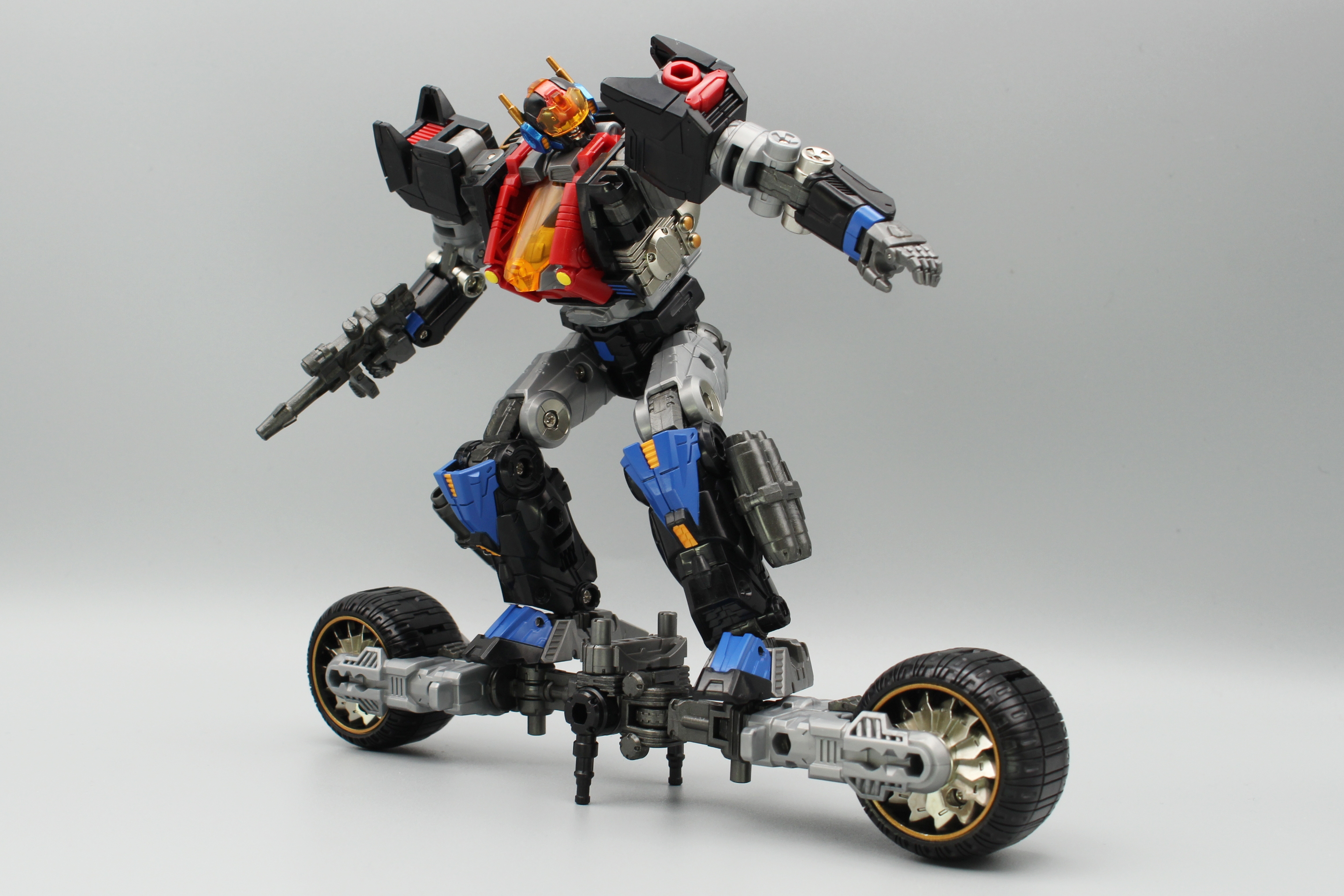 エグゾ・リゾルバーのタイヤを生かした「デッキライドモード」