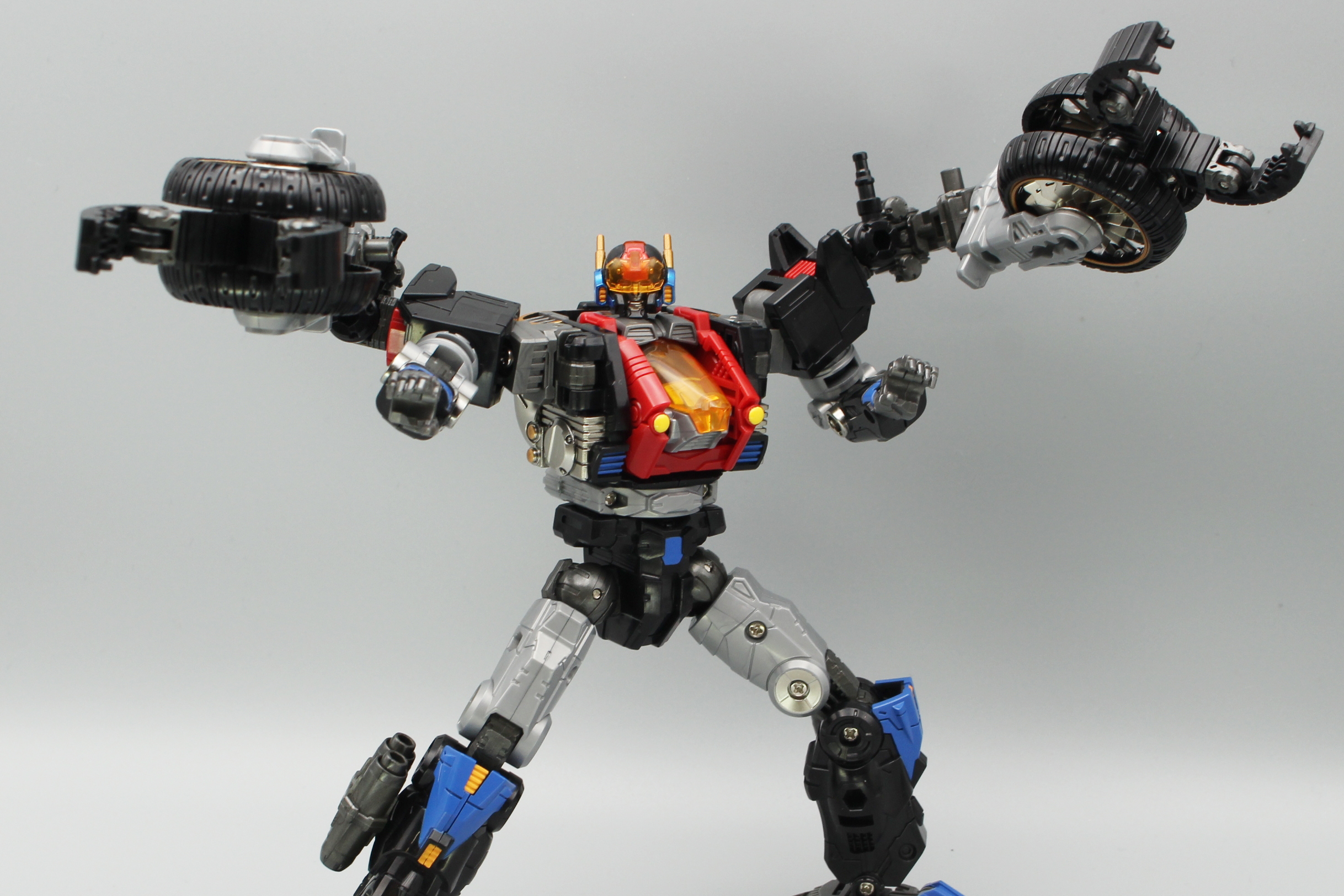 タイヤ部分からクローが展開し、それを肩に装着した「パワーアームモード」