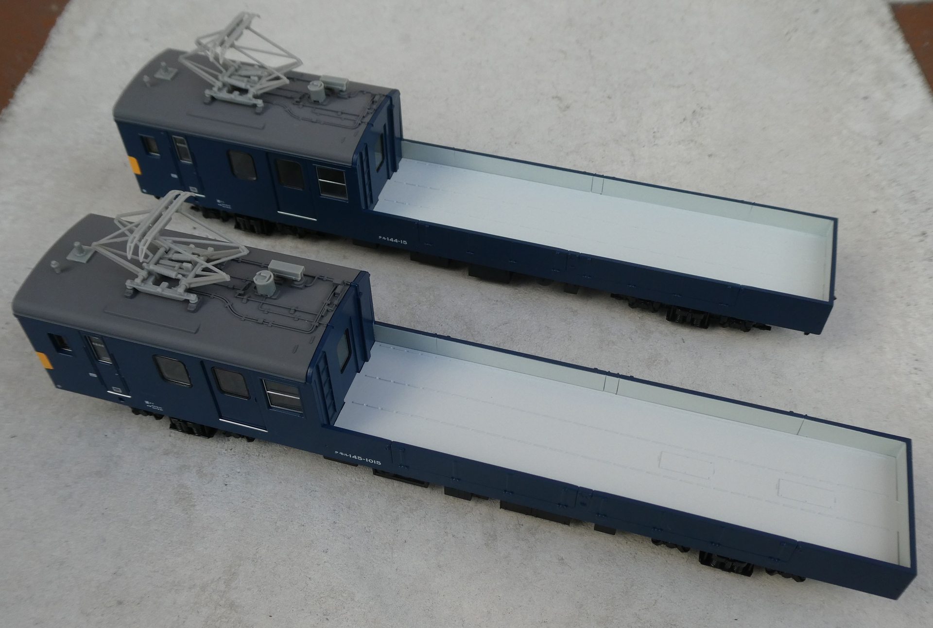 荷台はトラックのよう。リアル志向なら台車やパンタグラフなど備品を載せる。菓子や玩具を積むとパーティーの立役者(?)