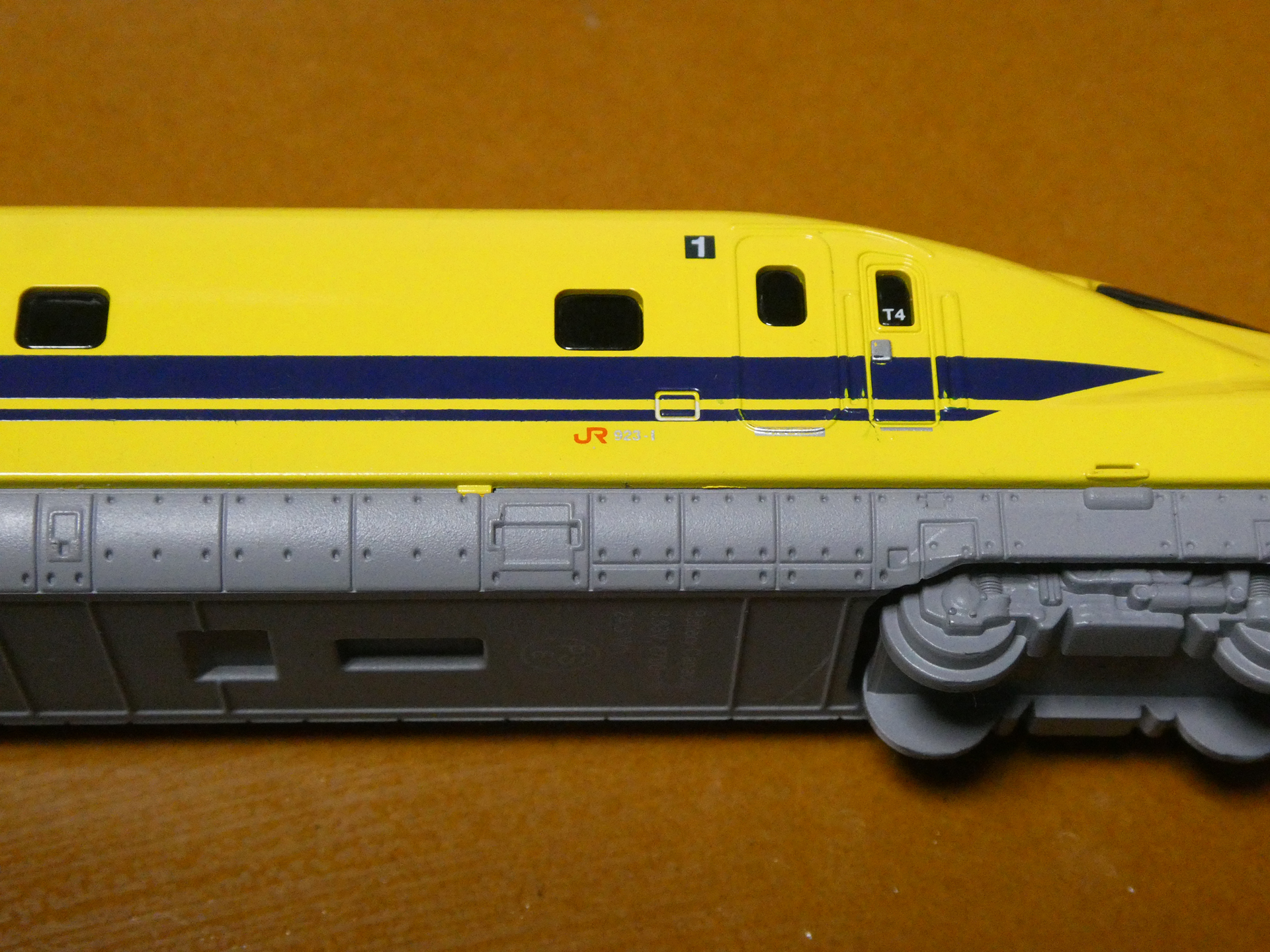 JRマークや車体番号もしっかり再現されている