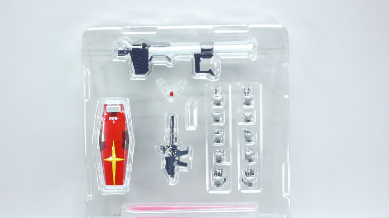 ブリスターパックにはスタンドやハンドパーツ、装備類が整然と並べられています