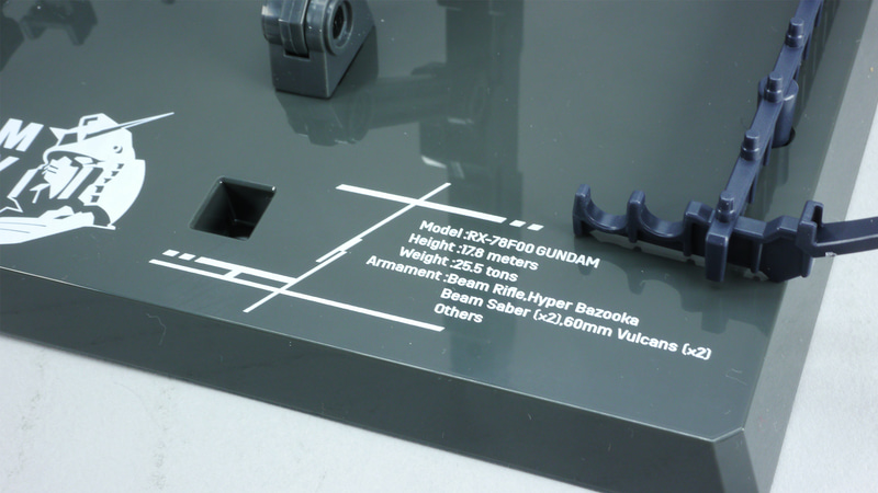 ガンダム用スタンドは太く、伸縮や傾斜も可能でストッパーもありますからへたってお辞儀をすることもなさそうです