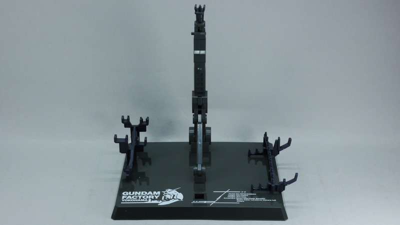 ガンダム用スタンドは太く、伸縮や傾斜も可能でストッパーもありますからへたってお辞儀をすることもなさそうです