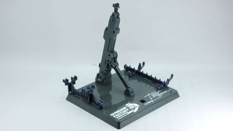 ガンダム用スタンドは太く、伸縮や傾斜も可能でストッパーもありますからへたってお辞儀をすることもなさそうです