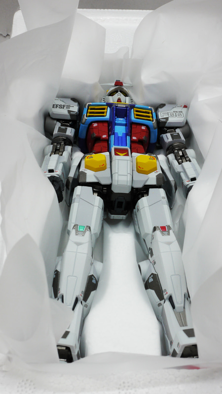 実機同様フルカラー、印刷でのマーキングなど現在の技術で作られた”超合金”はとてつもないディテールですね。これをプラモデルで再現するのはなかなか大変だと思います