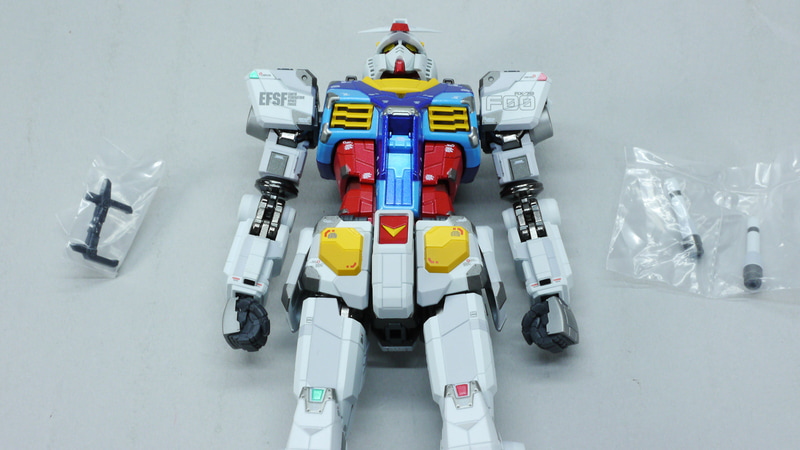 実機同様フルカラー、印刷でのマーキングなど現在の技術で作られた”超合金”はとてつもないディテールですね。これをプラモデルで再現するのはなかなか大変だと思います