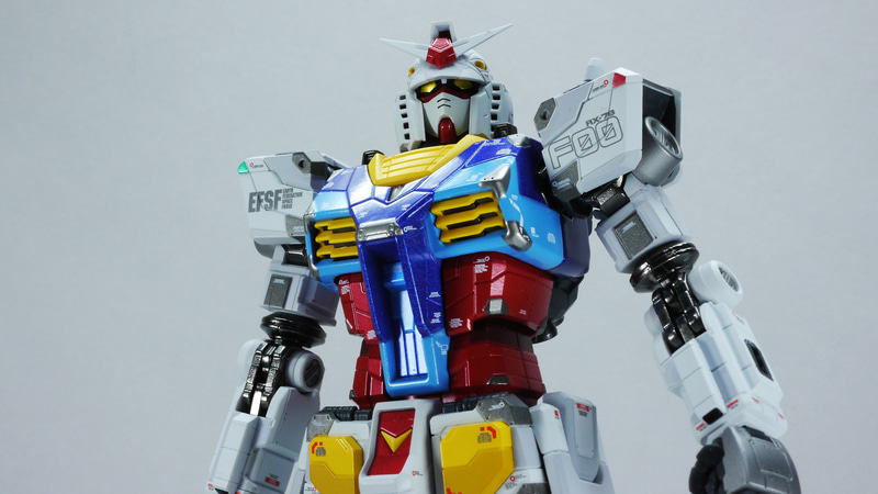 頭身バランス、各部のディテールはまぎれもない横浜の”動くガンダム”そのもの！足首以下の可動性能から接地性も高い印象です