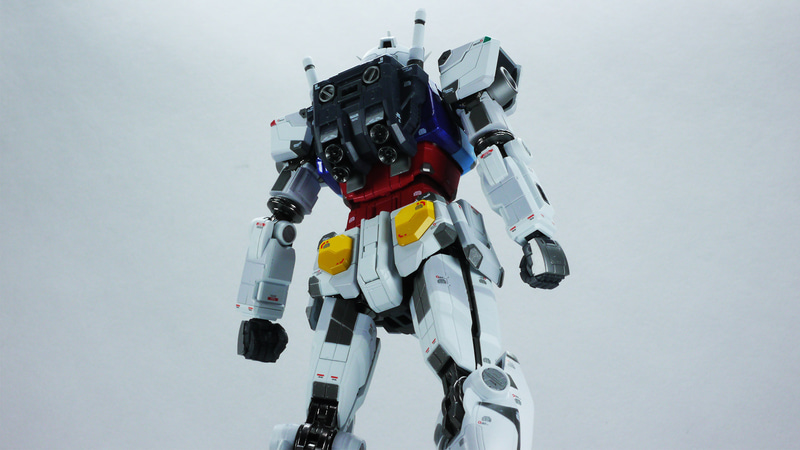 頭身バランス、各部のディテールはまぎれもない横浜の”動くガンダム”そのもの！足首以下の可動性能から接地性も高い印象です