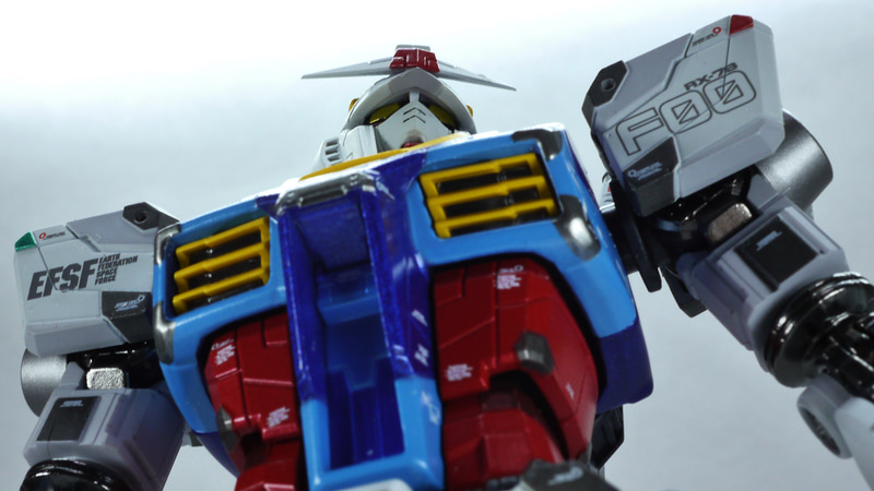 頭身バランス、各部のディテールはまぎれもない横浜の”動くガンダム”そのもの！足首以下の可動性能から接地性も高い印象です