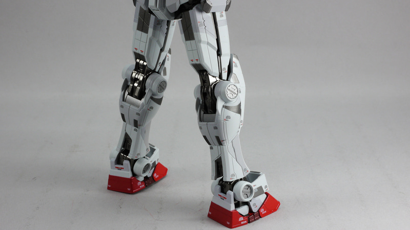 頭身バランス、各部のディテールはまぎれもない横浜の”動くガンダム”そのもの！足首以下の可動性能から接地性も高い印象です