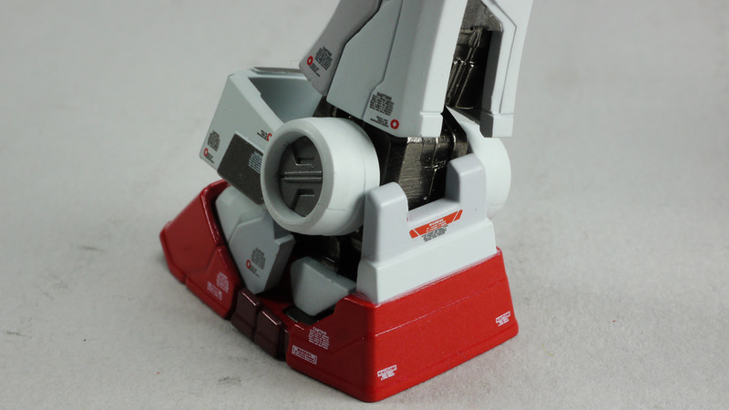 頭身バランス、各部のディテールはまぎれもない横浜の”動くガンダム”そのもの！足首以下の可動性能から接地性も高い印象です