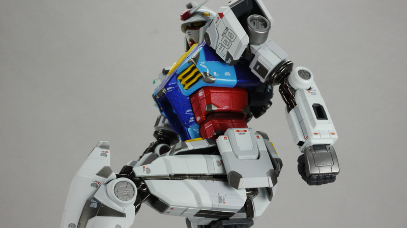 実機の起動実験をもとにポージングさせてみました。ピースポーズもできます！