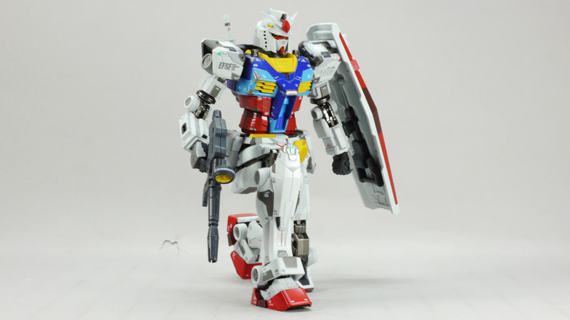 オープンまで非公開だった立膝ポーズもばっちりきまります！手首接続部だけの細かな違いですが、ライフルとバズーカでハンドが違います