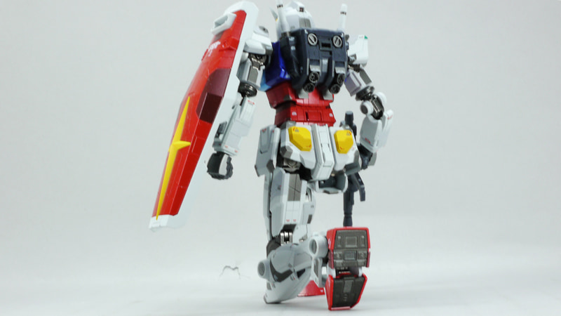 オープンまで非公開だった立膝ポーズもばっちりきまります！手首接続部だけの細かな違いですが、ライフルとバズーカでハンドが違います