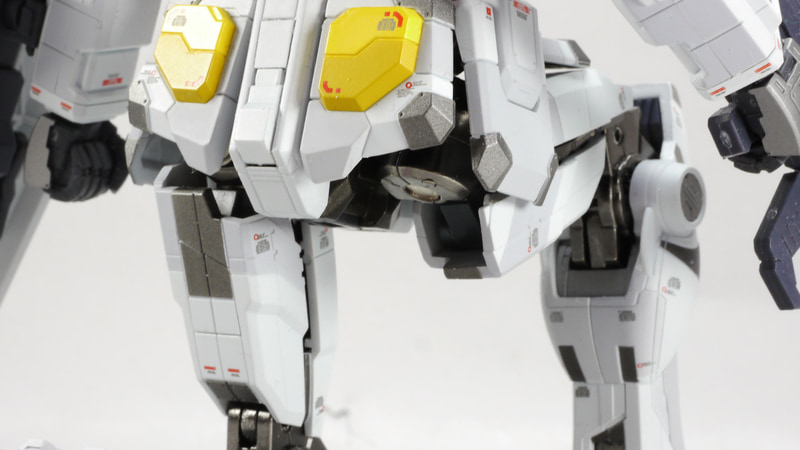 オープンまで非公開だった立膝ポーズもばっちりきまります！手首接続部だけの細かな違いですが、ライフルとバズーカでハンドが違います