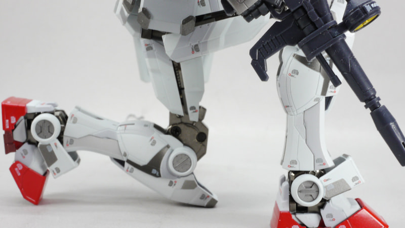 オープンまで非公開だった立膝ポーズもばっちりきまります！手首接続部だけの細かな違いですが、ライフルとバズーカでハンドが違います