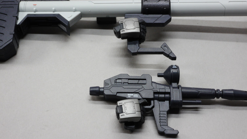 オープンまで非公開だった立膝ポーズもばっちりきまります！手首接続部だけの細かな違いですが、ライフルとバズーカでハンドが違います