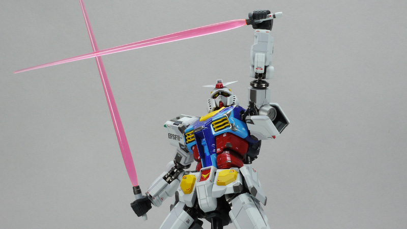 肘関節は前後に動かすのはたやすいのですが円盤の部分でのロール機構もあります。とても硬くて最初は回りませんでしたがじっくりやっていくと回りだします