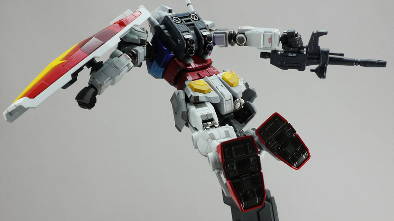 肘関節は前後に動かすのはたやすいのですが円盤の部分でのロール機構もあります。とても硬くて最初は回りませんでしたがじっくりやっていくと回りだします