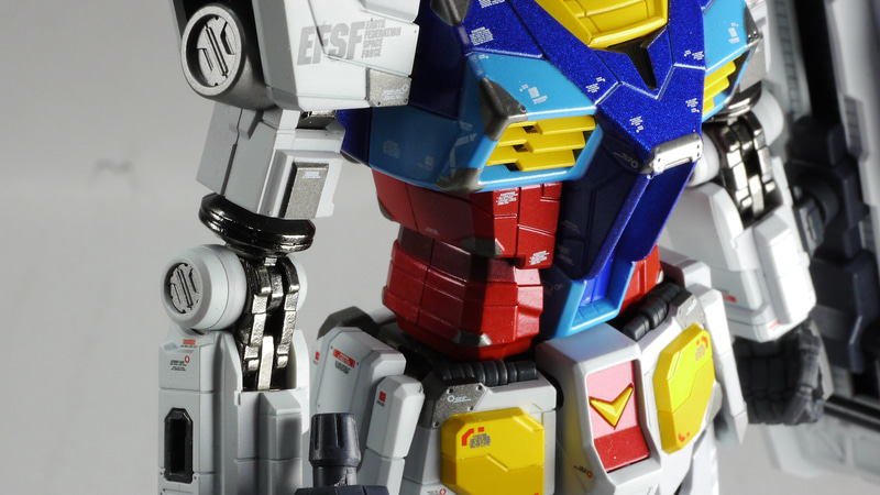 肘関節は前後に動かすのはたやすいのですが、円盤の部分でのロール機構もあります。とても硬くて最初は回りませんでしたがじっくりやっていくと回りだします