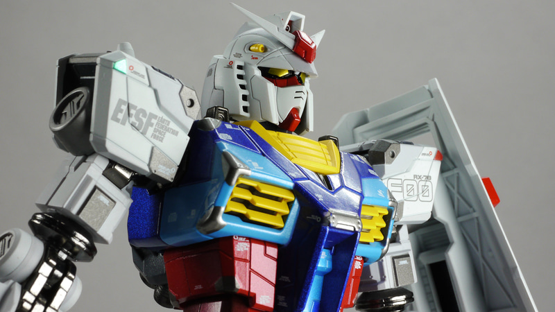 肘関節は前後に動かすのはたやすいのですが、円盤の部分でのロール機構もあります。とても硬くて最初は回りませんでしたがじっくりやっていくと回りだします