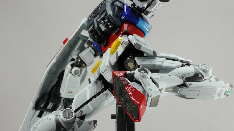 肘関節は前後に動かすのはたやすいのですが、円盤の部分でのロール機構もあります。とても硬くて最初は回りませんでしたがじっくりやっていくと回りだします