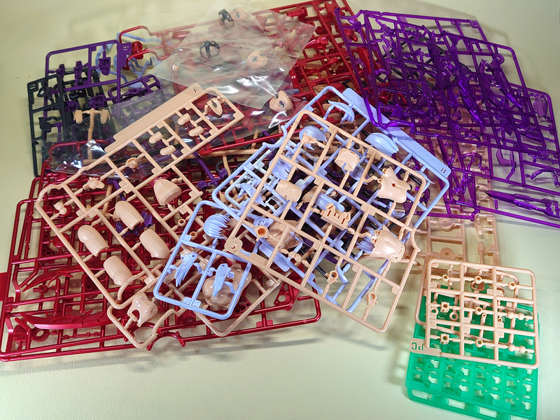 ランナーをすべて取り出してみました。多そうに思えますが、使わないパーツもあるので、案外楽です