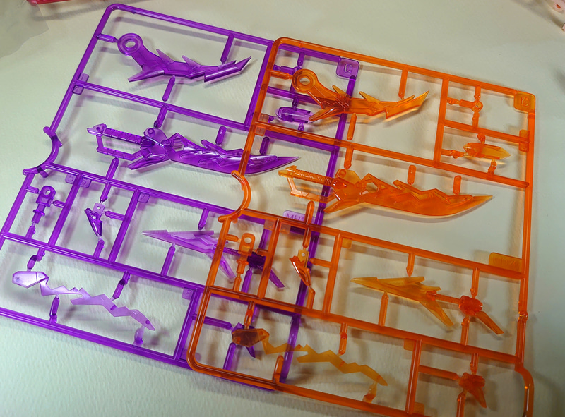 キットに入っている紫の刀身パーツ（左）と、特典でもらった刀身パーツ（右）