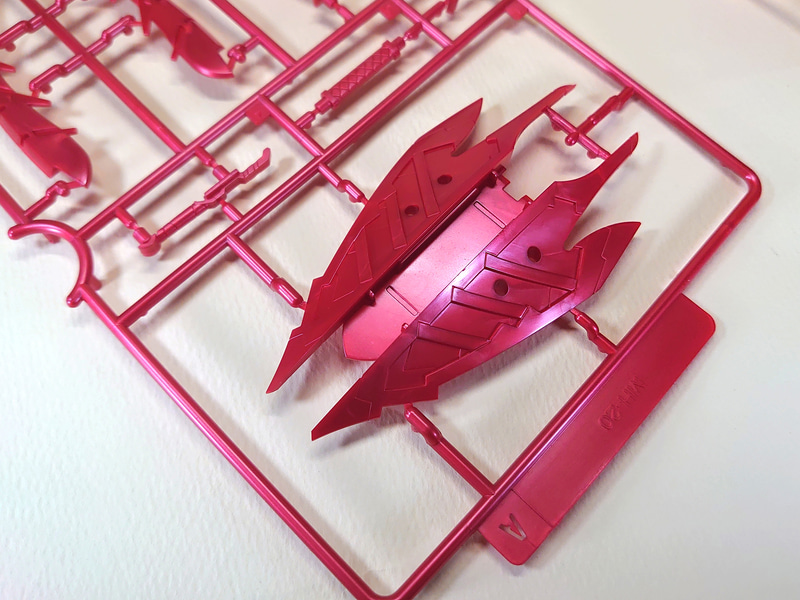 大きなシールド。10cm近い長さです