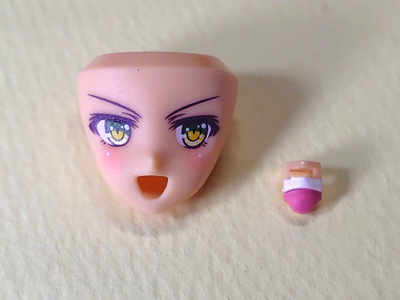 開口しているフェイスパーツ。右にあるのは……