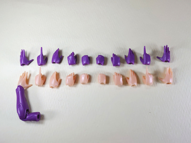 豊富な手首群。手は口ほどにものを言う。これでバッチリ表情豊かなポージングが楽しめます