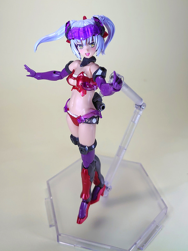 ニューフライングベースにフレズちゃんを配置。一見さきほどの写真と変わっていないように見えますでしょう？　しかし、脚を見てください。女の子らしく内側に向けてキュッと交差しています。このポージングでは、なかなか自立させることが難しい。フレズちゃんはどんなポーズをとってもかわいいとはいえ、脚を立体的に交差させることで、視覚的な情報量も増え（先程の写真だと脚が一本に見えていると思います）、ポーズに奥行きが出てきます。髪の毛も動かしてみました