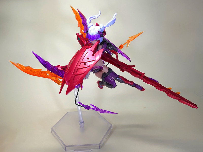 どーん！　と長物ならではのボリュームで！　かわいさを引き立たせるために、脚は内股っぽく可動させています。髪の毛は躍動感が出るように、上に。実はバックパックも、カニのように開き気味にしてみました