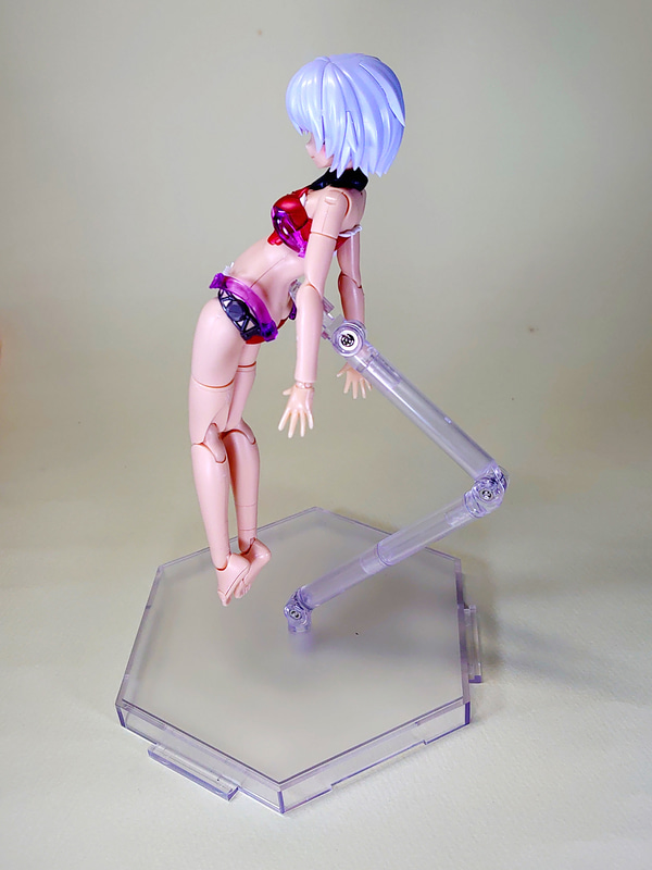 横から。だらりと脚を下げつつ、膝、足首、ツマ先の関節でゆるい曲線を描くように可動させれば、自然な雰囲気になります