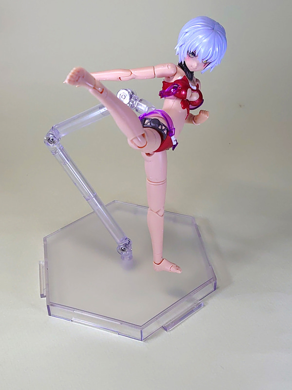 この勢いで、撃ち下ろすようなキックを。かなり広範囲に開脚しているほか、胸パーツをグイッとひねって、見た目の安定感を演出しています