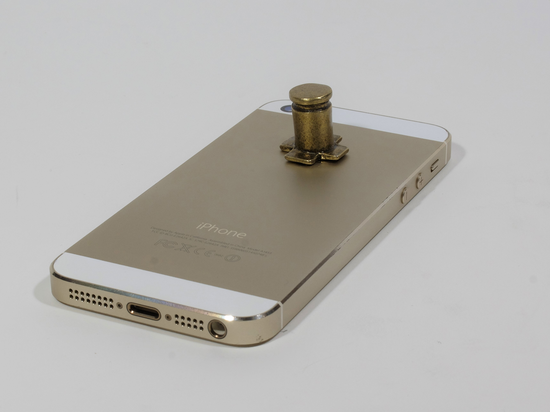 光沢感控えめのメタリックなボディのiPhoneの背面との相性は悪くない