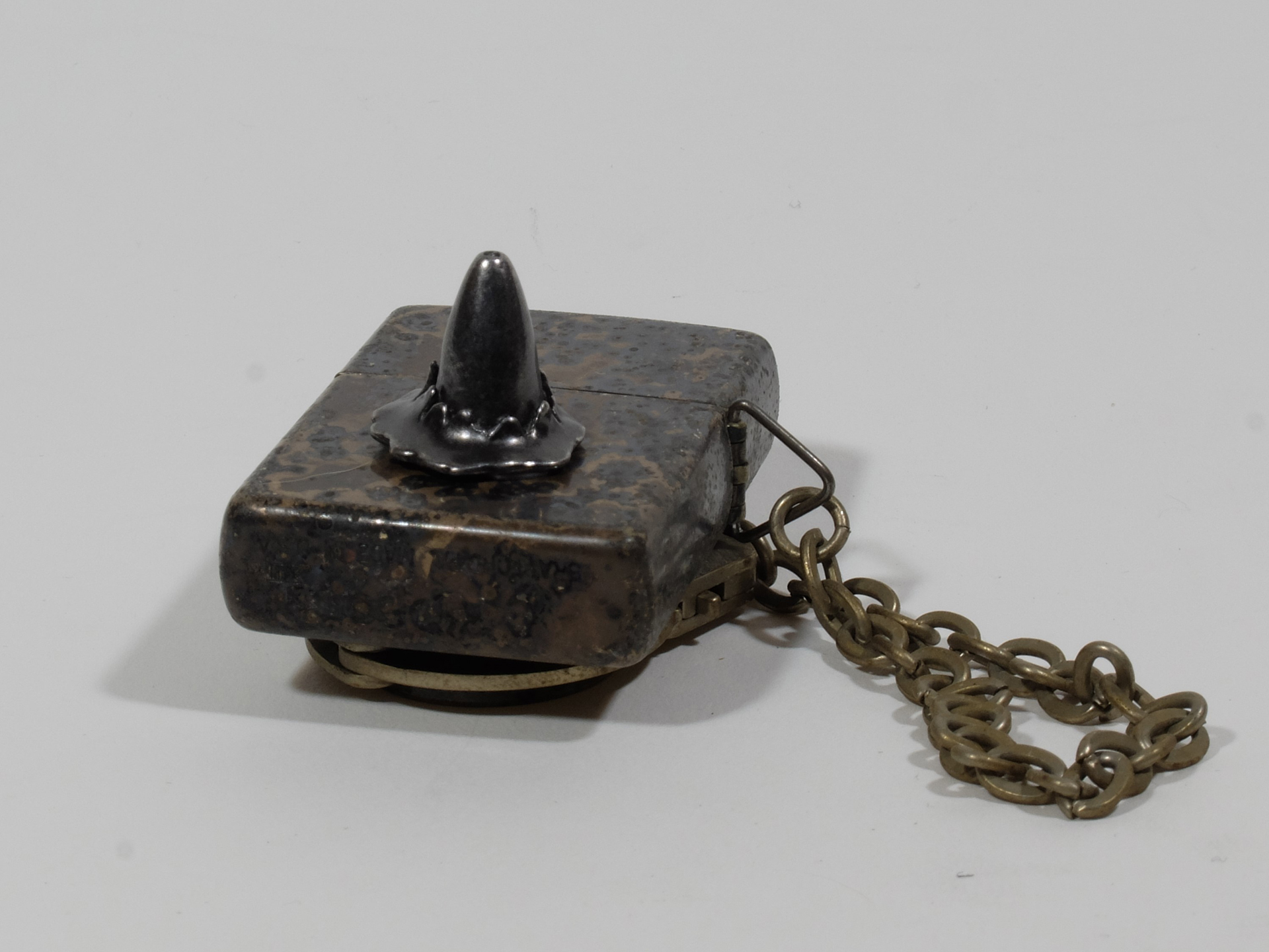 手持ちの「ルパン3世 30周年記念ZIPPOライター」を引っ張り出したところ腐食しており、逆に弾痕がマッチする汚れっぷりになっていた