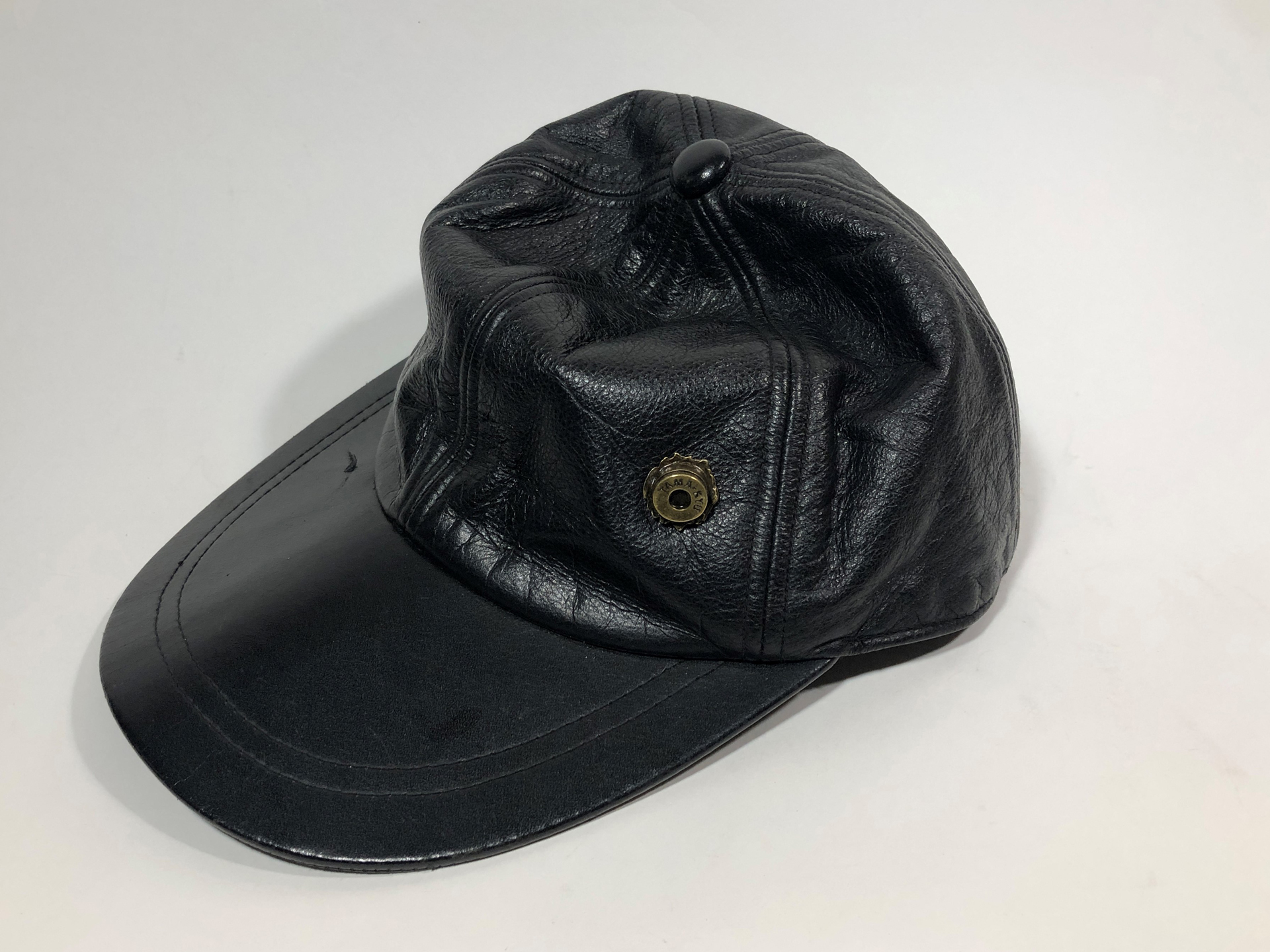 革の帽子は意外なほどマッチした