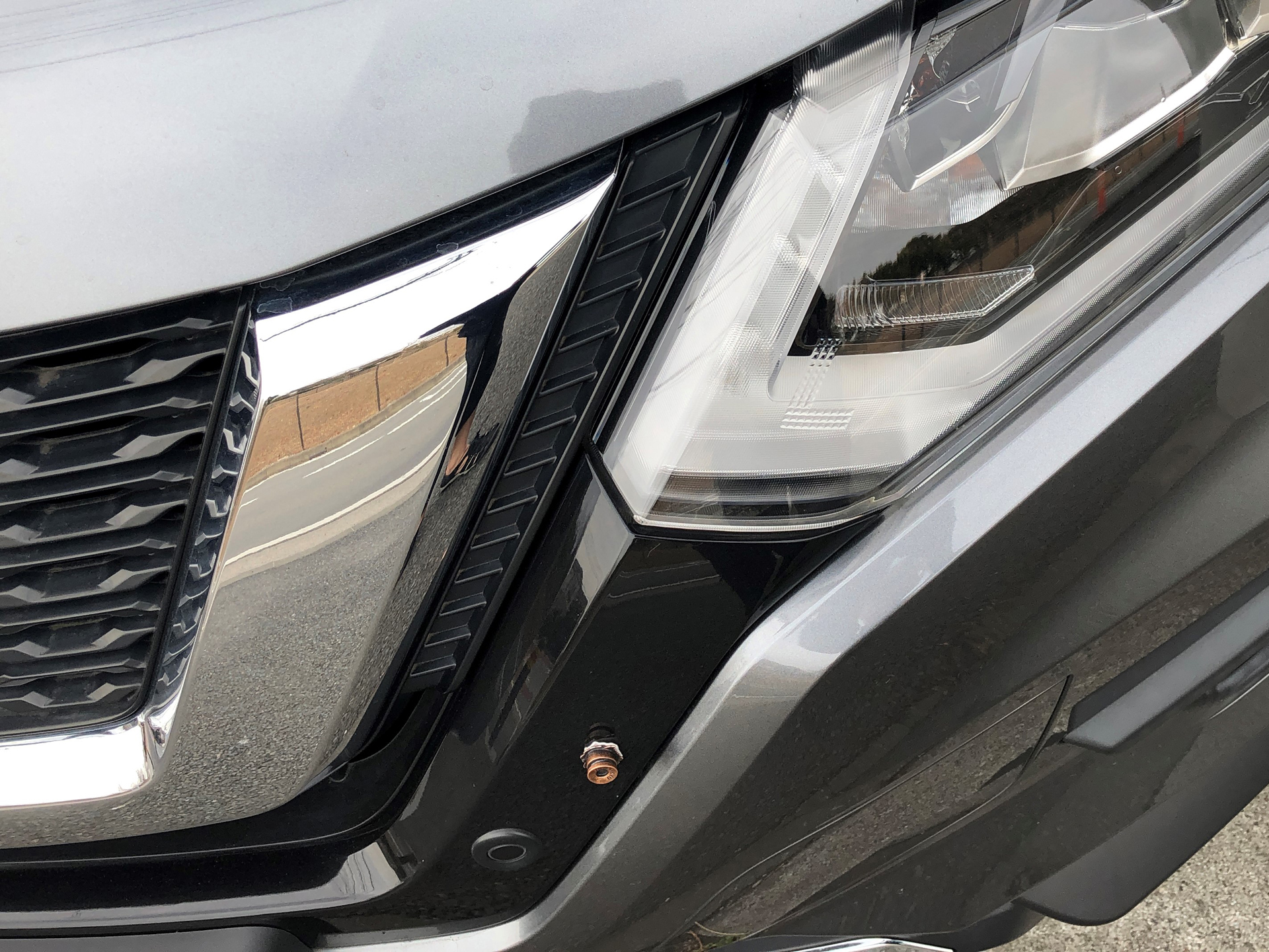 日産「X-TRAIL」に貼り付けてみたところ。本体カラーがメタリックグレー系なのでかなりいい感じでマッチする。一方でこのまま運転すると弾丸がはがれて落ちてしまう可能性が高く、道交法の問題もこわいのでこのままの運転は推奨しない