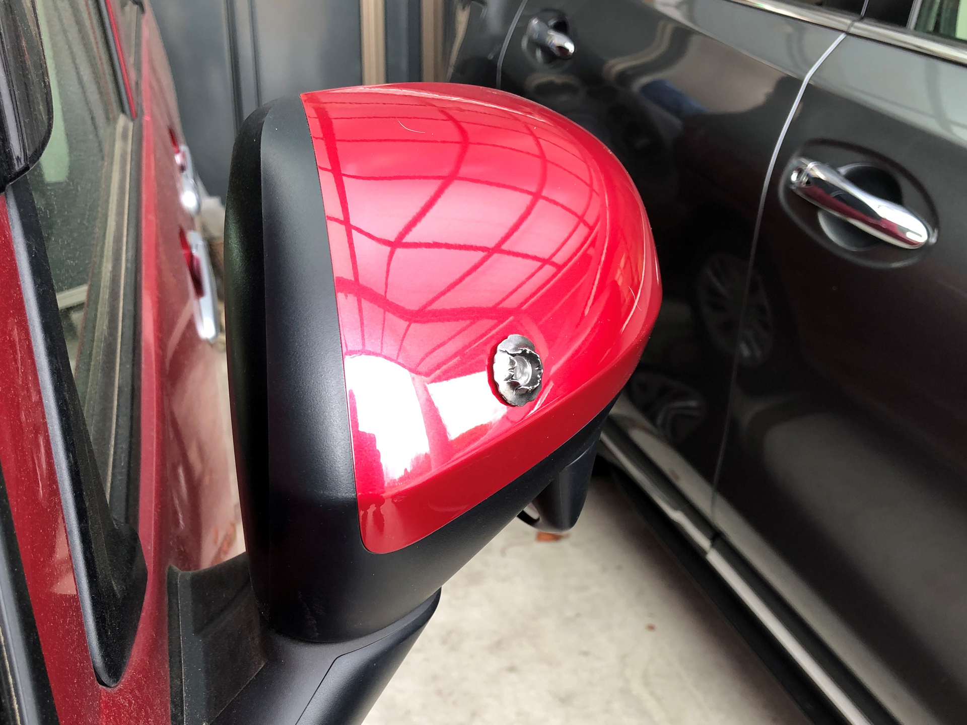 本体カラーが赤色のトヨタ「ROOMY」だとカラーリングがマッチングしなくて違和感が出てしまう