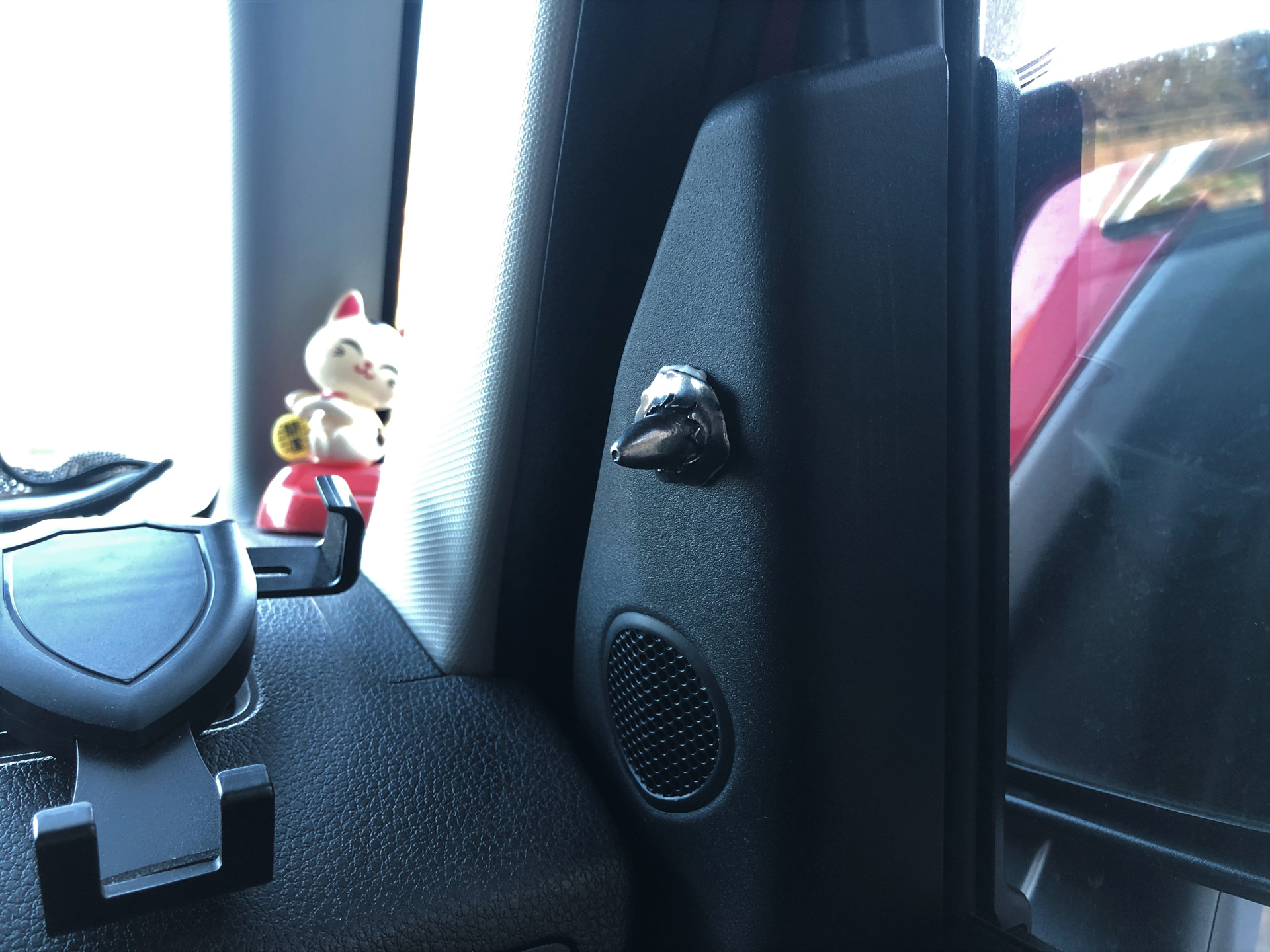 弾頭が飛び出ている「奇跡の弾丸」を車内の側面に貼り付けた。戦場を駆け抜けた感じがちょっと出た