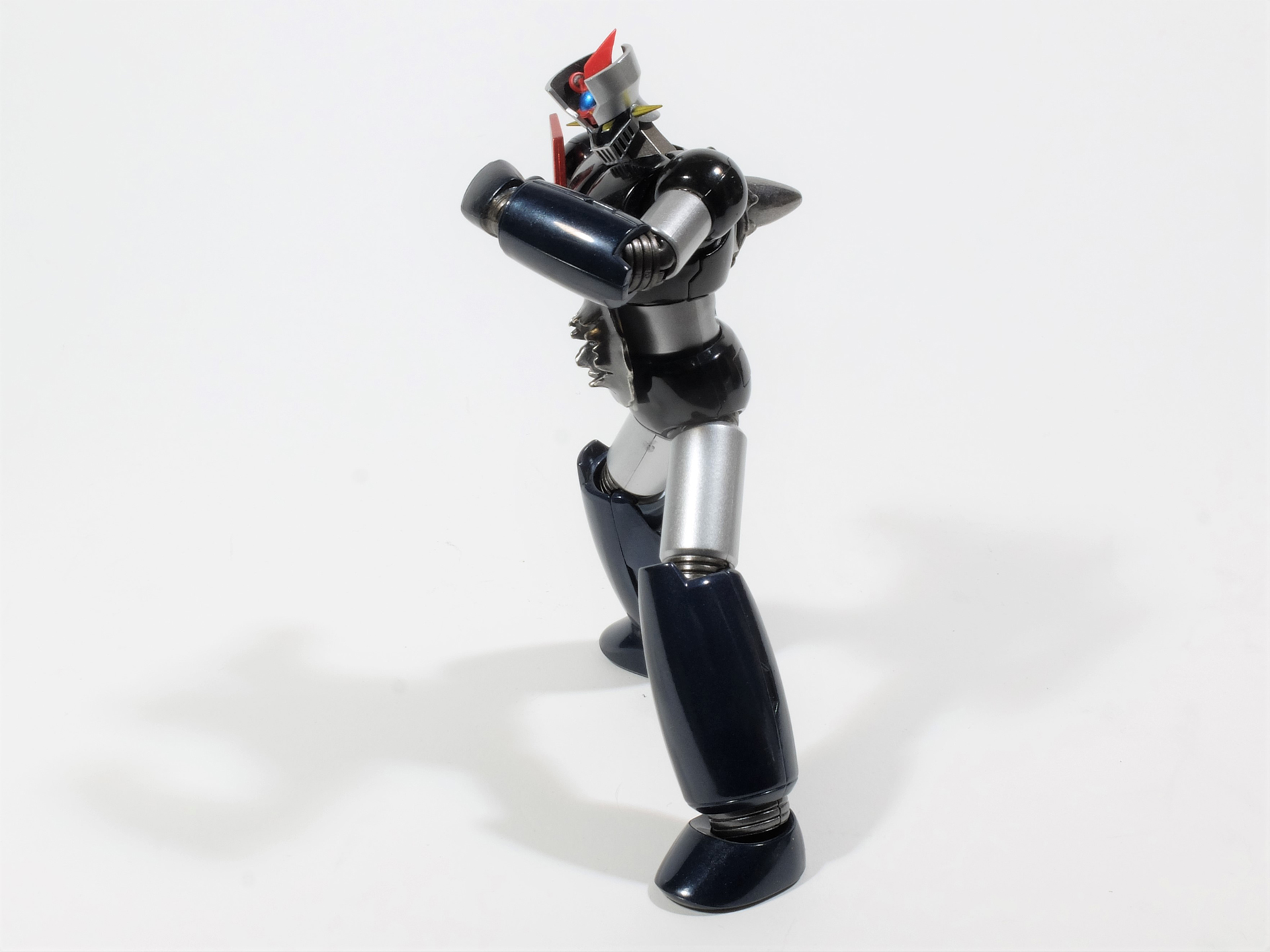 角度を変えると、背中から弾頭が突き出てしまっている! 2つの「奇跡の弾丸」を使った貫通シーンも再現可能だ