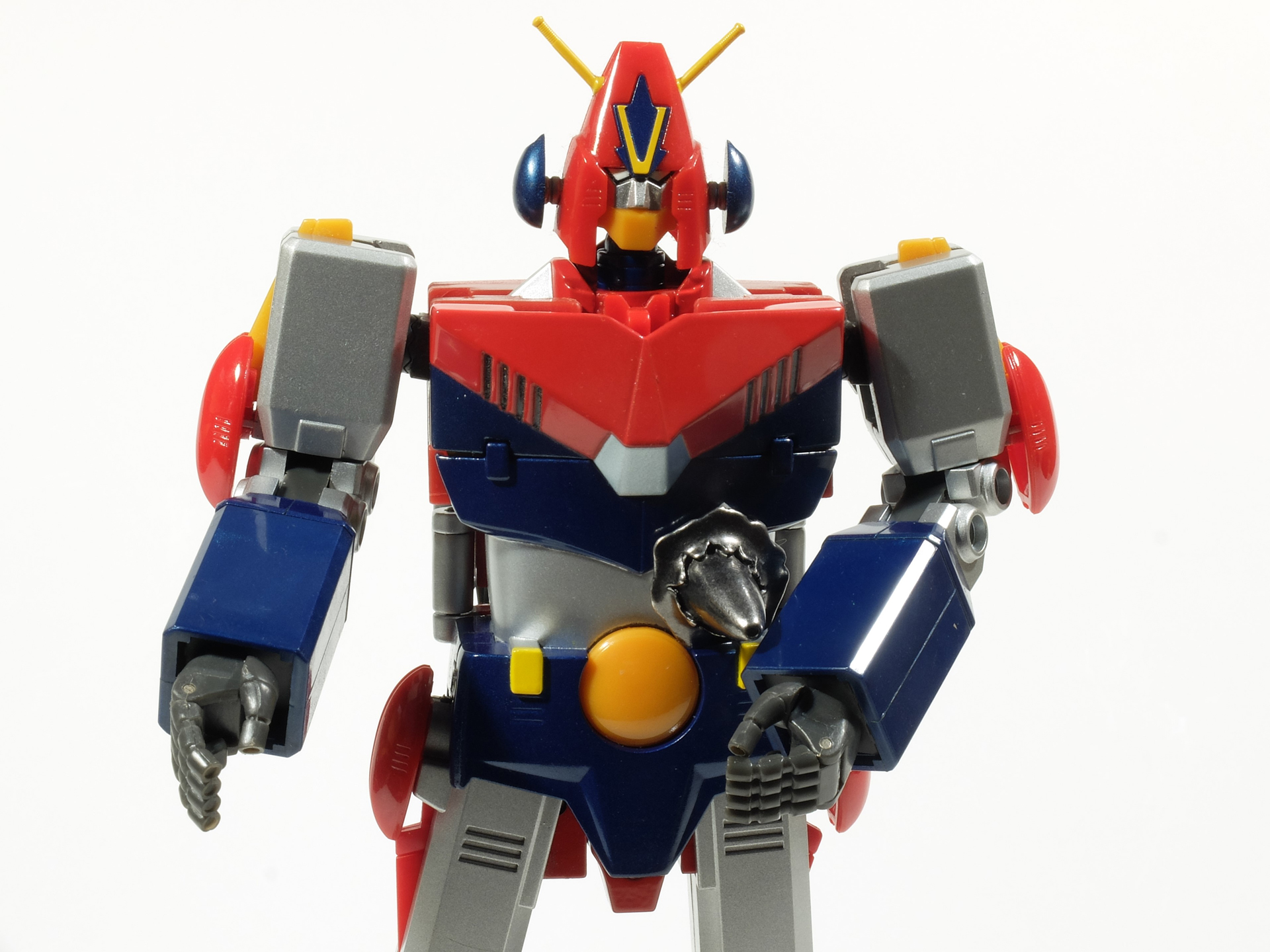 筆者手持ちの超合金の中では最大サイズの「超合金魂 GX-03 コン・バトラーV」だが、やはり色味の違和感が残る形となってしまった