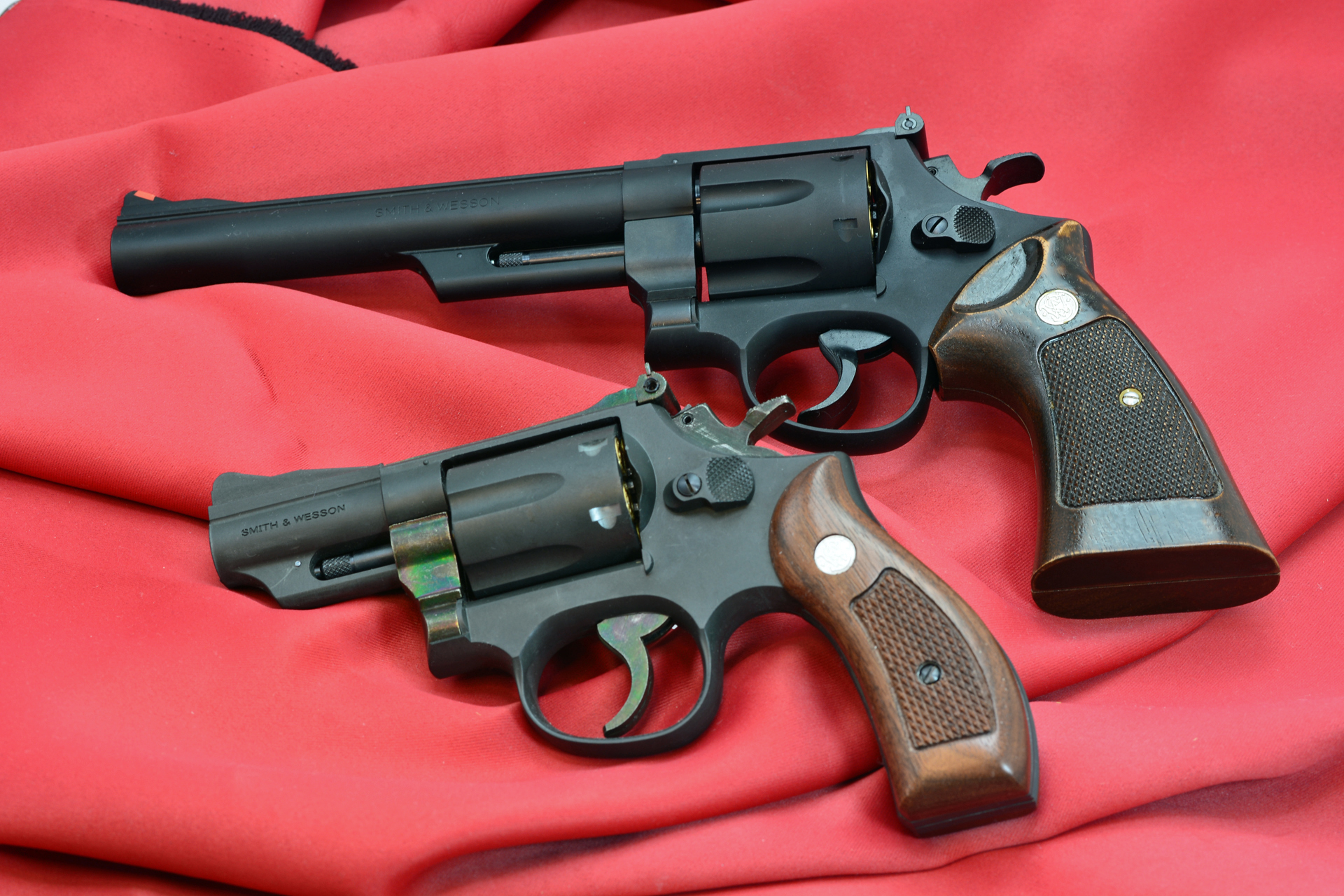 こちらもモデルガンである「S&W M19」と並べてみる。1周り大きさが違い、特に薬莢を収めるシリンダーの大きさの違いがわかる