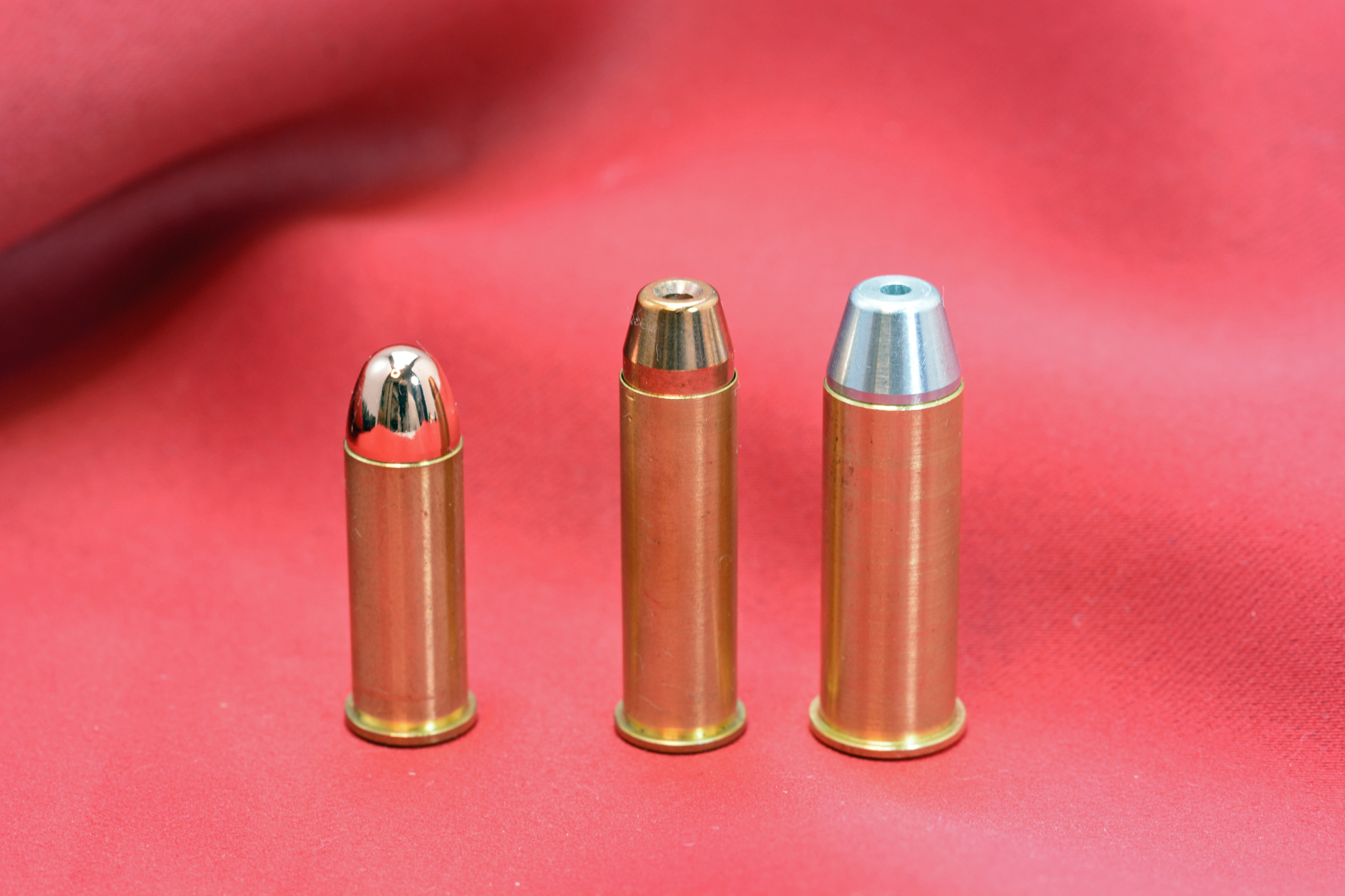 モデルガンは実銃さながらの薬莢(カートリッジ)が楽しめるのが魅力。左は一般的な警官が使う「38スペシャル弾」。中央はカートリッジを延長し装薬(火薬)を増やして威力を上げた「357マグナム」。そして右が「44マグナム」。薬莢の太さからその破壊力が想像できるだろう