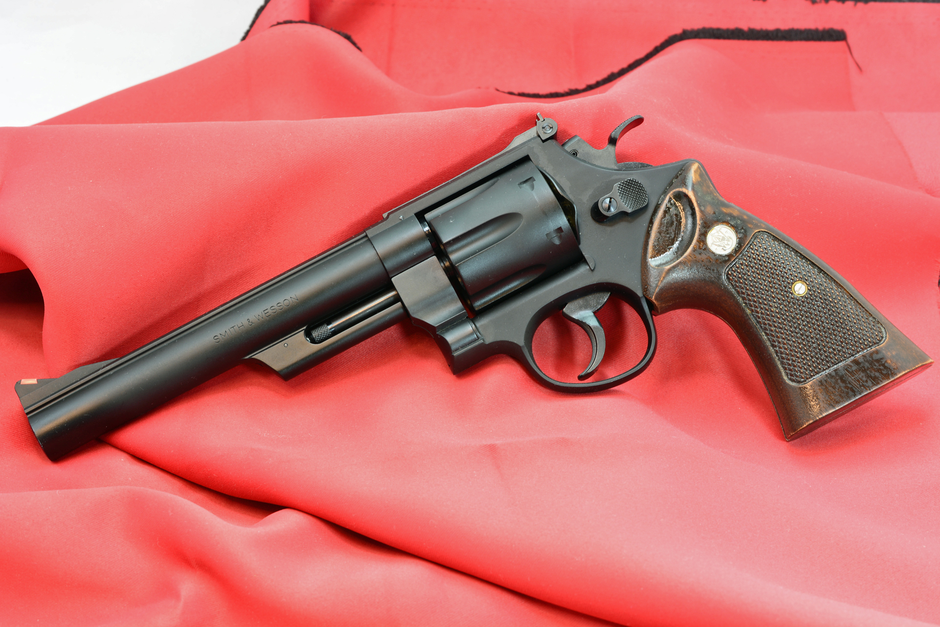 右にあるのがハンマー。親指で起こせるように、先端にチェッカリングが施されている。グリップの上にあるのがシリンダーをスイングアウトさせるためのロックを解除する「サムピース」だ