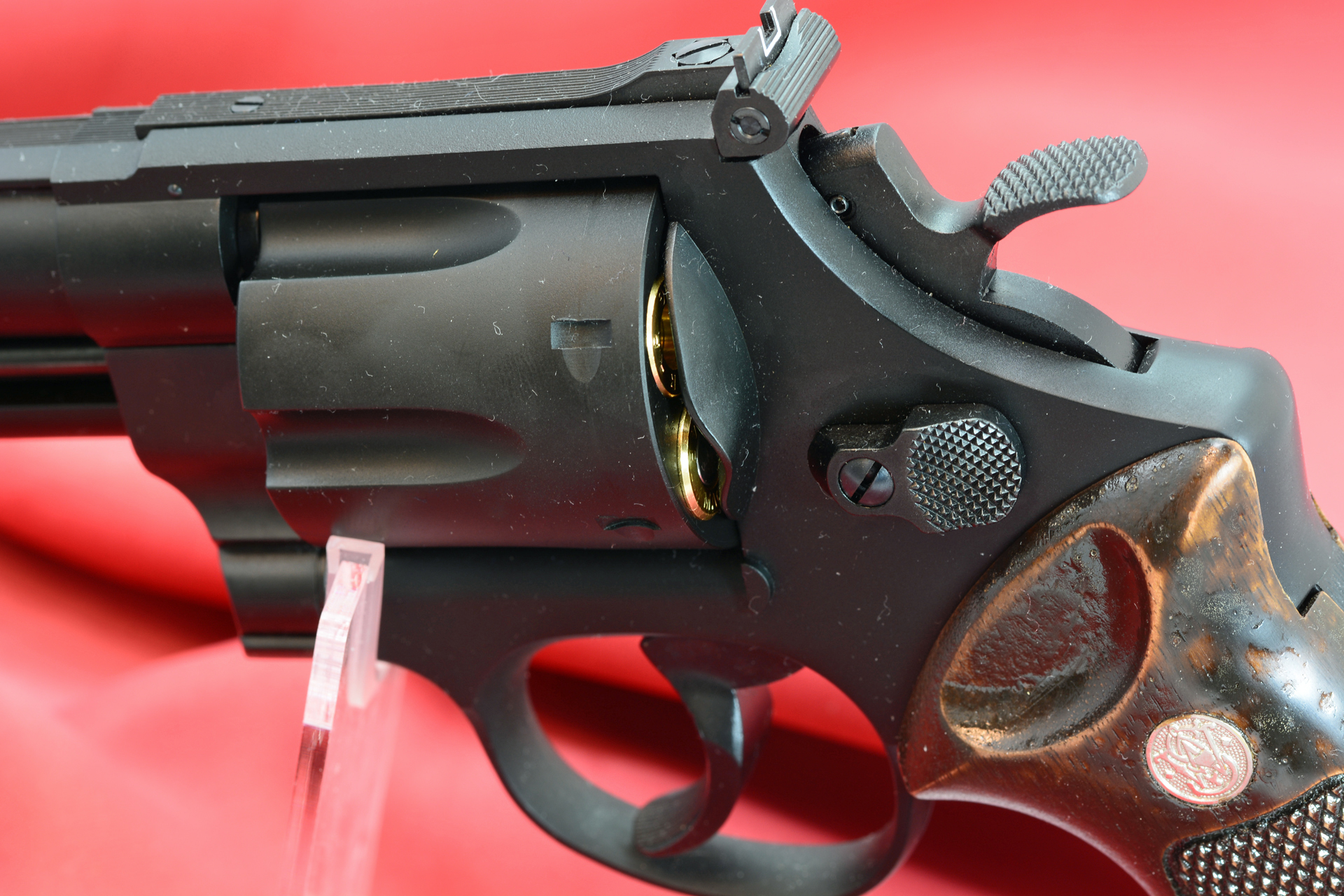 右にあるのがハンマー。親指で起こせるように、先端にチェッカリングが施されている。グリップの上にあるのがシリンダーをスイングアウトさせるためのロックを解除する「サムピース」だ