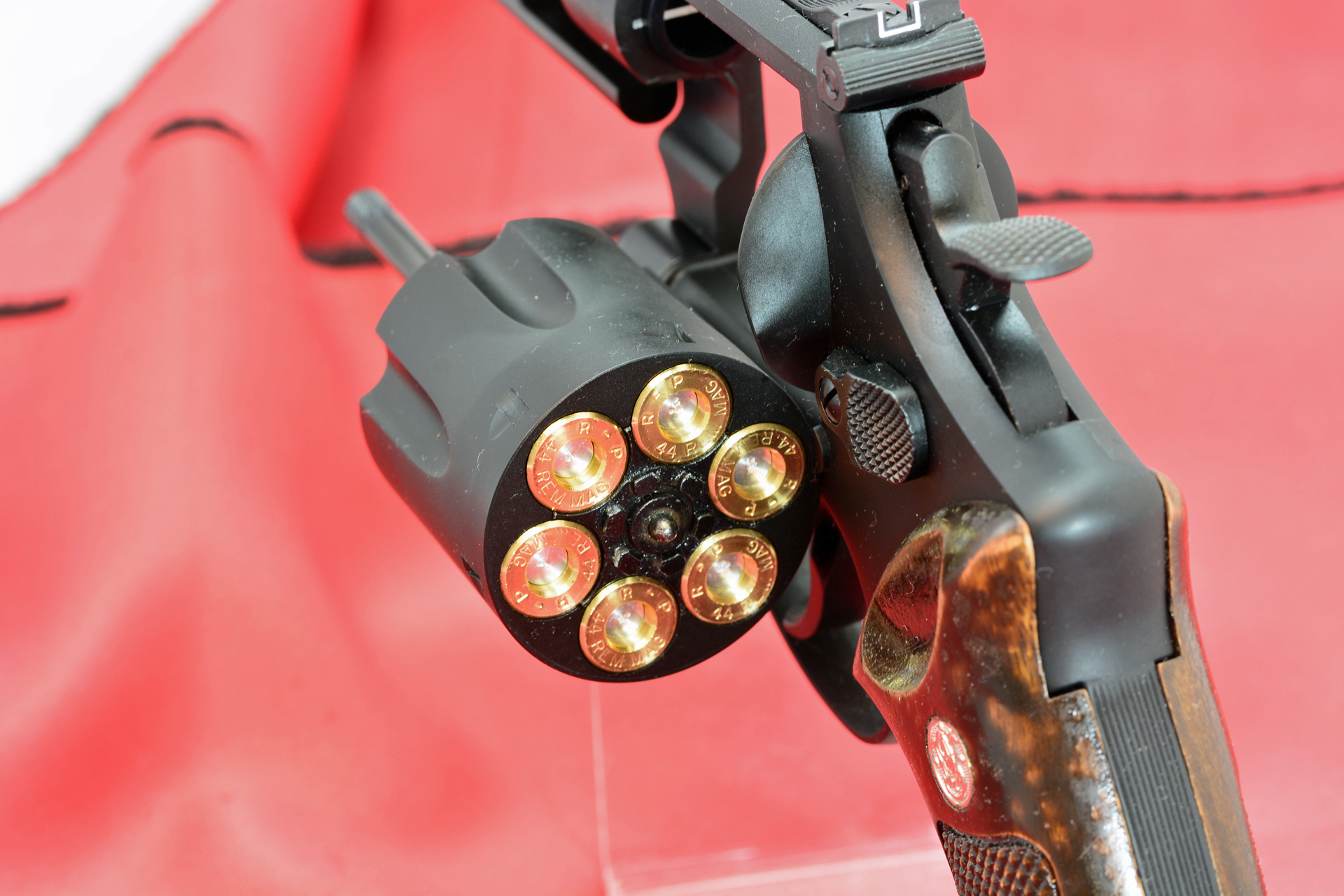 シリンダーをスイングアウト。薬莢の金色がカッコイイ